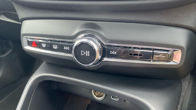 Volvo XC40 2.0 B4P Ultra Dark 5dr Auto Petrol Estate